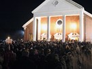 Obti stelby v Newtownu uctily stovky lidí pi veerní mi (14. prosince 2012)
