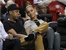 Jay-Z (vlevo) a Beyonce sledují zápas mezi Atlantou a Miami.