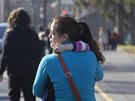 Matka po stelb ve kole Sandy Hook chrání svoji dceru v náruí. (14. prosince...