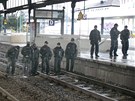 Nmecká policie prohledávající uzavené bonnské nádraí poté, co na nm nalezla