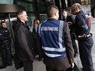 Nmení policisté prohledali ve stedu sídlo Deutsche bank (12. prosince 2012)