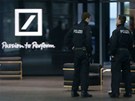 Nmetí policisté prohledali ve stedu sídlo Deutsche bank. (12. prosince 2012)