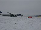 Boeing 787 Dreamliner v barvách aerolinek LOT práv pistál v Praze.