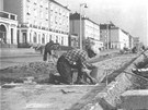Pokládání dlaby chodníku na Nábení ulici v Havíov- konec 50. let.