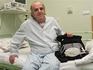 Pavel Fier taku s bateriemi srdení pumpy odloí a po transplantaci srdce.