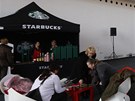 Posezení u stánku Starbucks. 7. Jarmark OnaDnes.cz (16.12. 2012)