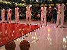 Minutu ticha za obti z Newtownu dreli i basketbalisté týmu Toronto Raptors,...