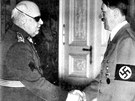 Ministr obrany Jan Syrový si na Praském hrad podal ruku s Adolfem Hitlerem. 
