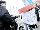 Zadren demonstrant proti vulgarit strnk.