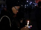 Ve Washingtonu lidé za obti ze koly v Newtownu zapalovali svíky.