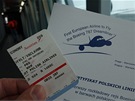 Kadý cestující dostal certifikát úasti na prvním komerním letu Dreamlineru...