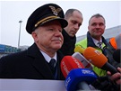 Kapitán letadla Jerzy Makula ped odletem do Varavy