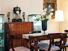 Staroitný nábytek v jídeln vynikne na jednobarevném koberci. Místnost