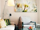 Pohovku (Polstrin Design) v obývacím pokoji dopluje lampa Tolomeo (Artemide)