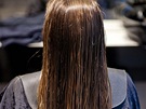 Dlouhé vlasy tenáky bylo nutno ostíhat a dát jim tvar a vzdunost.