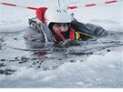 Ukázka záchrany tonoucího propadlého v ledu na Boleveckém rybníku v Plzni.