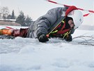 Ukázka záchrany tonoucího propadlého v ledu na Boleveckém rybníku v Plzni.