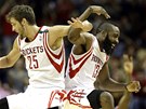 Chandler Parsons (25) a James Harden (13) z Houstonu Rockets slaví.