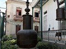 Vstupní expozice ped Muzeem rumu v Santiagu de Cuba a starý pístroj na plnní...