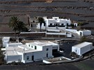 Vesnici Los Valles na Lanzarote obklopují sopená políka