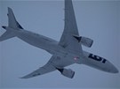 Nízký pelet Dreamlineru nad letitm (14.12.2012 v 9:04)