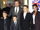 Victoria Beckhamová, její manel David a synové na premiée muzikálu Viva...