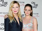 Kirsten Dunstová a Kristen Stewartová na premiée filmu On The Road (New York,...