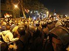 Dav demonstrant ped prezidentským palácem v Káhie. (11. prosince 2012)