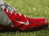 Hr americkho fotbalu Victor Cruz si pi zpasu napsal na kopaky "R.I.P.,