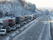 Kolony ve smru na Brno dosahují a sedmi kilometr a na Prahu ped uzavením