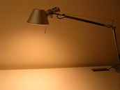 Pracovní lampa MWL Artemide. Teplé světlo stačí třeba pro vyřizování běžné...