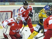 Momentka z prvoligovho duelu mezi hokejisty Olomouce (v ervenm) a st nad