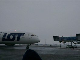 Boeing 787 Dreamliner v barvch aerolinek LOT prv pistl v Praze.