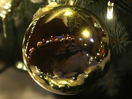 árské námstí se odráí v jedné z vánoních ozdbob na stromku.