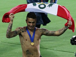 RADOST HRDINY. Stelec vítzného gólu José Paolo Guerrero si uívá triumf svého...