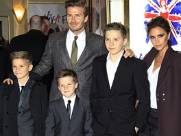 Victoria Beckhamová, její manžel David a synové na premiéře muzikálu Viva...