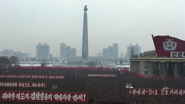 Masov demonstrace v Pchjongjangu na poest spnho startu rakety Unha-3 (14. prosince 2012)