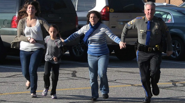 Vyděšení obyvatelé Newtownu v okamžik masakru na škole Sandy Hook (14. prosince 2012)