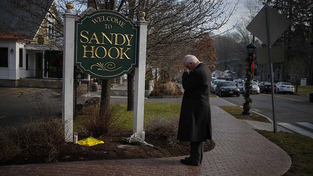 Americk Newtown truchl za obti stelby ve kole Sandy Hook. (16. prosince 2012)
