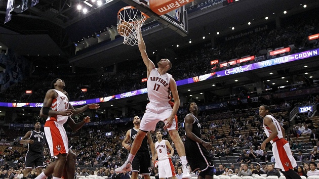 Jonas Valanciunas z Toronta smeuje v zpasu proti tmu Brooklyn Nets. 