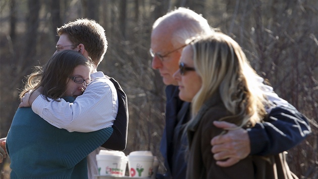 Rodie dt ze koly Sandy Hook v Connecticutu, kde stelec zabil 27 lid, z toho 18 dt. (14. prosince 2012)