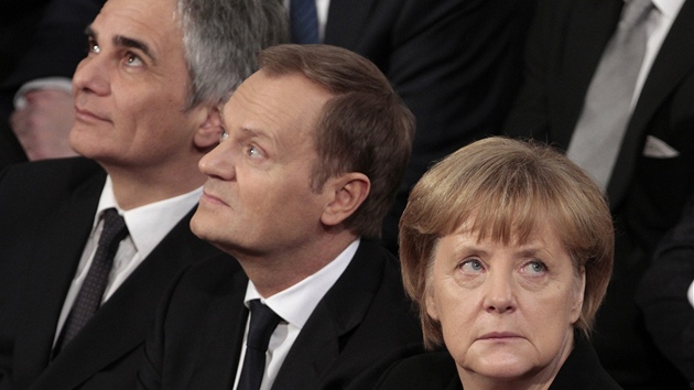 Zleva rakouský kancléř Werner Faymann, polský premiér Donald Tusk a německá kancléřka Angela Merkelová na slavnostním předávání Nobelovy ceny za mír v Oslu.  
