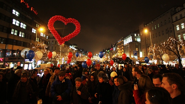 Prvod lidí pipomínajících si první výroí úmrtí Václava Havla (18. prosince)