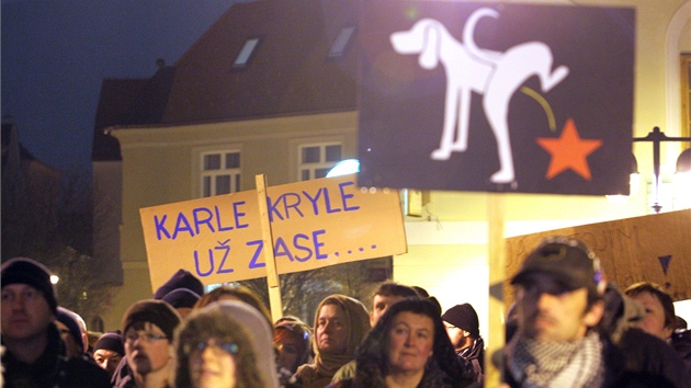 Na protikomunistick demonstraci se na eskobudjovickm Piaristickm nmst selo zhruba 500 lid. Po jejm skonen zaplili svky ve tvaru srdce jako pipomnku prvnho vro mrt Vclava Havla.