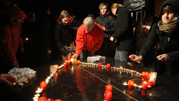 Na protikomunistick demonstraci se na eskobudjovickm Piaristickm nmst selo zhruba 500 lid. Po jejm skonen zaplili svky ve tvaru srdce jako pipomnku prvnho vro mrt Vclava Havla.