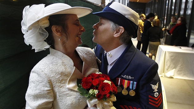 Nkdej dstojnice poben stre Nancy Monahanov (v uniform), nyn v dchodu, dv polibek sv snoubence Deb Needhamov jen nkolik okamik ped svatbou na radnici v Seattlu. (9. prosinec 2012)  