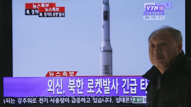 Jihokorejec kr v Soulu kolem televize, kter informuje o odplen severokorejsk rakety dlouhho doletu (12. prosince 2012)