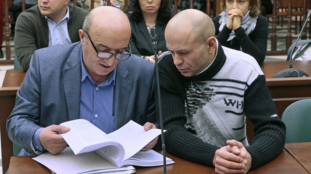 Dmitrij Pavljuenkov (vpravo) dostal jedenct let za spoluast na vrade Anny Politkovsk (14. prosince 2012)