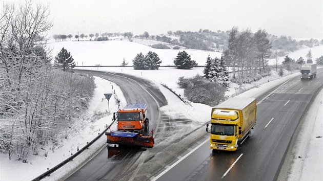 Sníh a silniái na dálnici D1 u Rousínova.