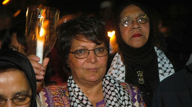 Šestatřicet let poté. Členka Lidové fronty pro osvobození Palestiny Leila Khaledová protestuje v ulicích Kapského Města proti invazi Izraele do Libanonu a Palestiny. V roce 1970 se účastnila únosu pěti letadel, o rok předtím unesla let TWA Flight 840.